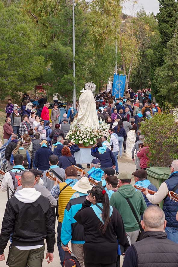 Romería con la imagen de la Virgen entre una multitud de romeros